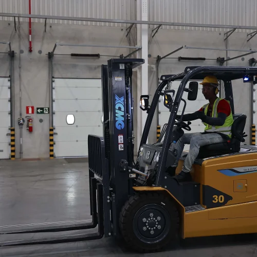 xe nang dien ngoi lai 3 tan 8