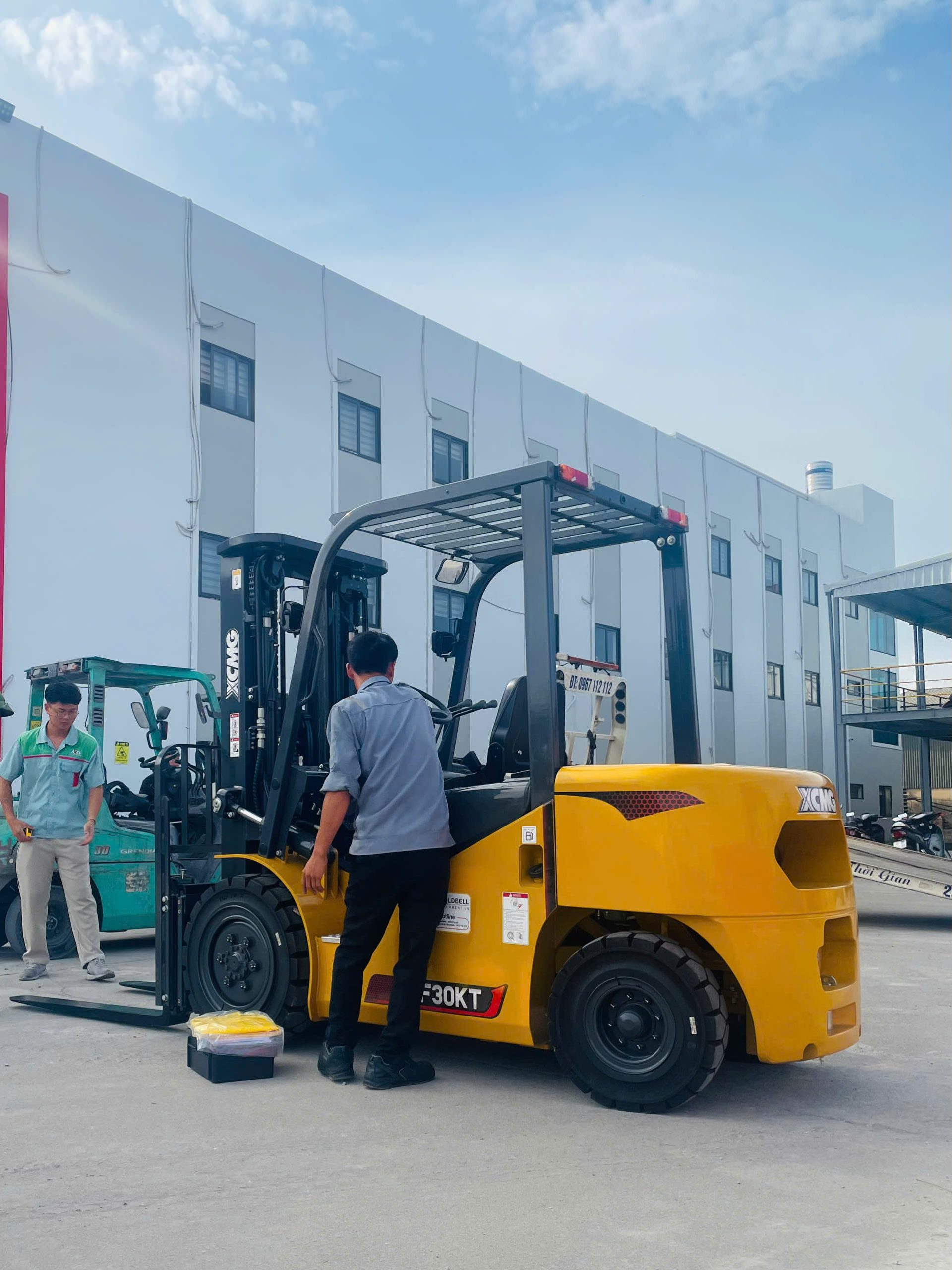 Bàn giao xe nâng XCMG tại KCN Lai Cách, Hải Phòng: Cam kết đồng hành cùng hậu mãi vượt trội 7 Goldbell bàn giao xe nâng XCMG 180626